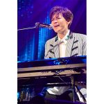 新浜レオン、約2年ぶりの単独コンサートでピアノ弾き語り