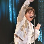 新浜レオン、約2年ぶりの単独コンサートでピアノ弾き語り