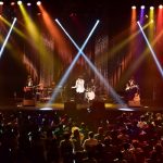 新浜レオン、約2年ぶりの単独コンサートでピアノ弾き語り