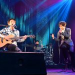 新浜レオン、約2年ぶりの単独コンサートでピアノ弾き語り