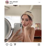 大槻りこ、ヘアターバン巻いた自撮りで水着チラリ