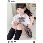 #ババババンビ 小鳥遊るい、制服×ポニーテールの王道制服ショットで美脚チラリ