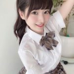 #ババババンビ 小鳥遊るい、制服×ポニーテールの王道制服ショットで美脚チラリ