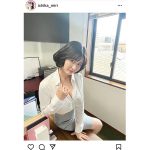 未梨一花、シャツの隙間ら胸元チラリ！昭和のオフィスレディ姿に反響ぞくぞく