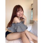 転校少女* 佐藤かれん、美脚見せのオフショル水着で夏満喫