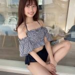 転校少女* 佐藤かれん、美脚見せのオフショル水着で夏満喫