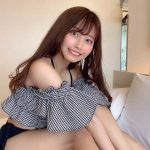転校少女* 佐藤かれん、美脚見せのオフショル水着で夏満喫