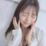 上坂すみれ、同志たちへ胸チラのサービスショット公開！