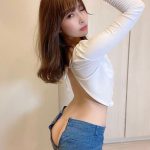 うらら、変形ジーパンで美尻を大胆披露!「笑っちゃうなこのジーパン」