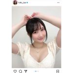 矢倉楓子、白一色のホワイトコーデで“あざと”ショット！