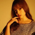 由良朱合、ヒョウ柄服で色っぽいポートレート披露