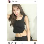 吉澤遥奈、腹筋割れお腹チラ見せのタンクトップショット