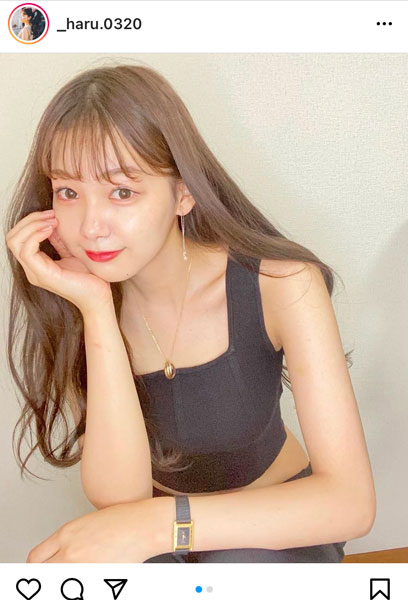 吉澤遥奈、腹筋割れお腹チラ見せのタンクトップショット