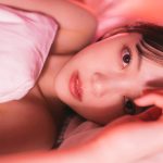 堀未央奈、大人な女性の色気溢れるベッドオフショットを公開