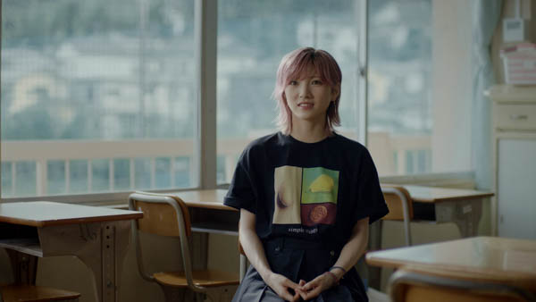 AKB48、98人で魅せる圧巻のダンスに注目!『根も葉もRumor』MVが公開