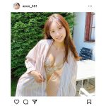 あのん、ボタン全開のシャツから美乳チラリ