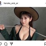 新井遥の『おしゃカワ』グラビアで美デコルテ披露