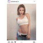 明日花キララ、ヘソ出しタンクトップで魅せる健康美