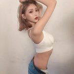 明日花キララ、ヘソ出しタンクトップで魅せる健康美