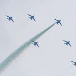 ブルーインパルス、「東京パラリンピック」開会式当日に都内上空を展示飛行