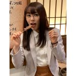 『ごほうびごはん』桜井日奈子、両手に焼き鳥を持つオフショットに反響!「一緒に焼き鳥食べたいっ!!」