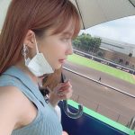 花咲れあ、ノースリーブな彼女と野球観戦ショットが話題