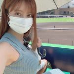 花咲れあ、ノースリーブな彼女と野球観戦ショットが話題