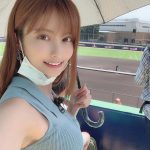 花咲れあ、ノースリーブな彼女と野球観戦ショットが話題