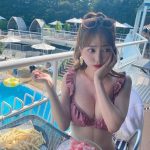 堀尾実咲、プールサイドでかき氷を食べ夏満喫