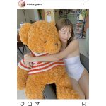 橋本萌花、巨大なテディベアに抱きつきリラックス