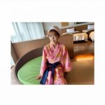 寺本莉緒、撮影オフショでドレスと浴衣姿を披露！「セクシー」「可愛すぎます」