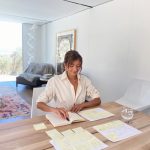 ローラ、カリフォルニアの空の下でリラックス！カジュアルコーデでワーケーションを満喫。