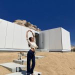 ローラ、カリフォルニアの空の下でリラックス！カジュアルコーデでワーケーションを満喫。