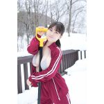 伊織いお、雪原で豊満バスト全開!