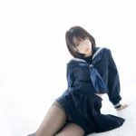 伊織もえ、Sっ気たっぷりの制服ショットで下着チラリ