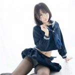 伊織もえ、Sっ気たっぷりの制服ショットで下着チラリ