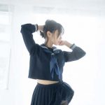 伊織もえ、Sっ気たっぷりの制服ショットで下着チラリ