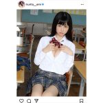 くりえみ、制服を脱ぎながら至高のチラリズムで誘惑