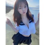 森香穂、脱ぎかけセーラー服から胸元チラリ