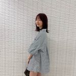 森保まどか、ストライブ柄の私服コーデで美脚チラリ