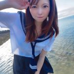 森香穂、セーラー服の「これがこう」でふんわりバストがあらわに