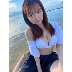 森香穂、セーラー服の「これがこう」でふんわりバストがあらわに