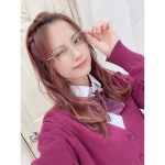 桃月なしこ、赤髪×カーディガンの制服ショットが可愛すぎる!
