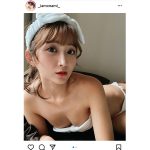 なみ、バスローブ風のビキニ姿で半身浴ショット