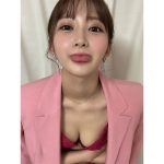 グラビアアイドル・なみ、ピンクのジャケット越しにセクシー下着チラ見せ