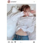 竹内星菜、くびれをチラ見せして甘える彼女風ショット公開