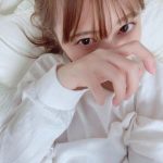 竹内星菜、くびれをチラ見せして甘える彼女風ショット公開