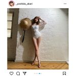 吉田朱里、美脚見せつけのワンピース水着ショット公開