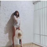 吉田朱里、美脚見せつけのワンピース水着ショット公開