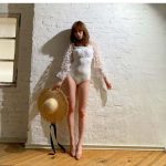 吉田朱里、美脚見せつけのワンピース水着ショット公開